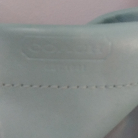 Coach Carly hobo bag in light blue leather with gold metal details - Picture 6 of 16